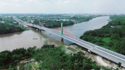 Cầu bắc qua sông Vàm Cỏ Tây, thành phố Tân An